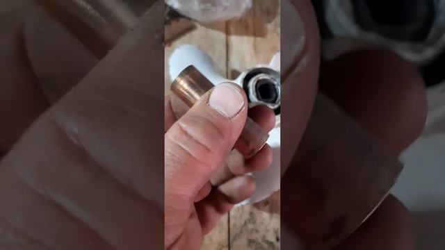 Лодочный мотор орет, но не идет на больших оборотах. Проворачивается втулка винта.
