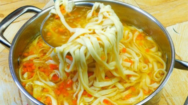 Суп-лапша домашняя на курином бульоне.