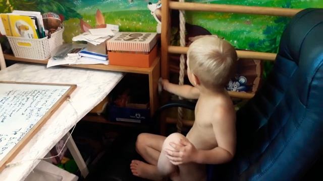 Мальчики моют квартиру. Дети убираются