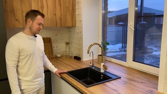 Угловая кухня со столешницей вместо подоконника, мойка у окна, производитель inteki