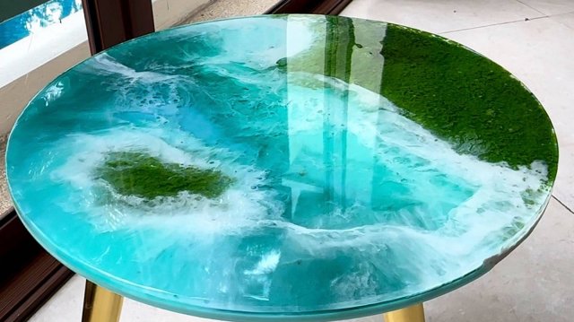 Стол из эпоксидной смолы с морскими волнами.