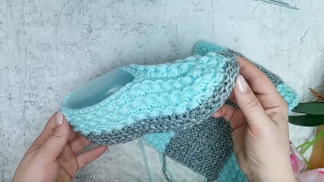 СУПЕР ПРОСТАЯ МОДЕЛЬ ДОМАШНИХ СЛЕДКОВ СПИЦАМИ.