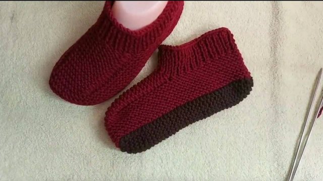 Тапочки спицами. Как из четырех петель связать следки без шва по подошве