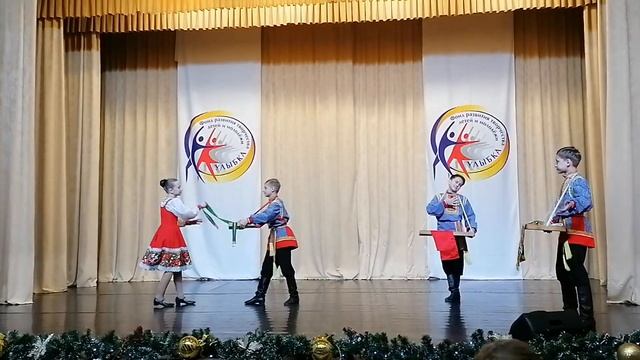 Ансамбль народного танца "Узорица". МБУ ДО "ДШИ № 9" г.о. Самара (рук. Клочков В.О.)