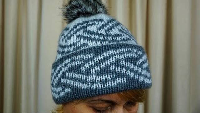 Красивая теплая шапка двухсторонний жаккард.