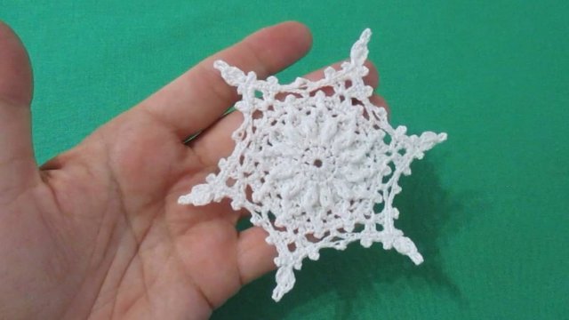 Снежинка крючком с рельефом