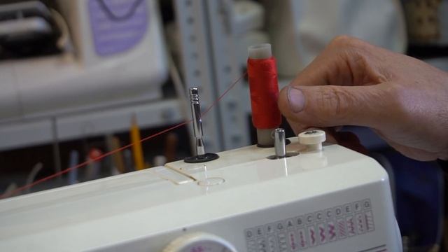 Как правильно заправлять верхнюю нить в швейных машинах JANOME?