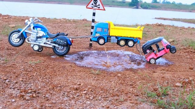 Мотоцикл и авторикша играют в грязи