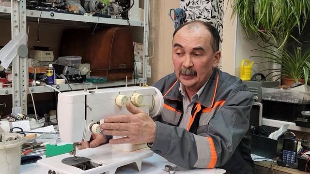 Почему швейная машинка стягивает строчку? Как с этим бороться?