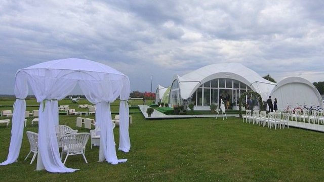 Свадьба в шатре на газоне в Загородном клубе "Адмирал"