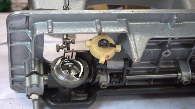 Почему Чайка рвёт нижнюю нить периодически? Как это устранить?