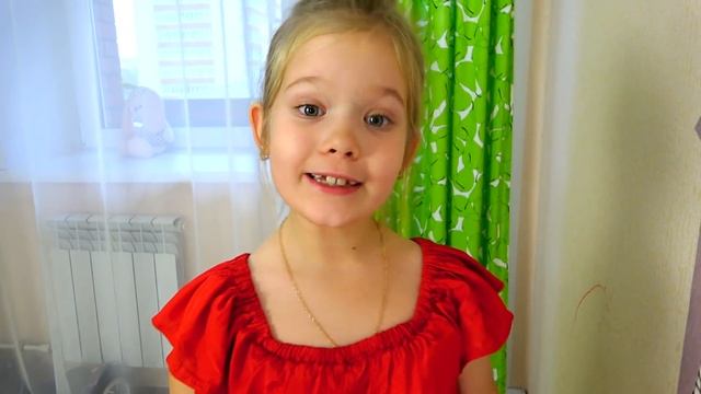 Лера и забавный сборник с игрушками