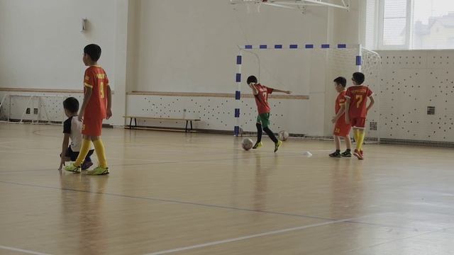 Настя на тренировке по футболу у Артёма