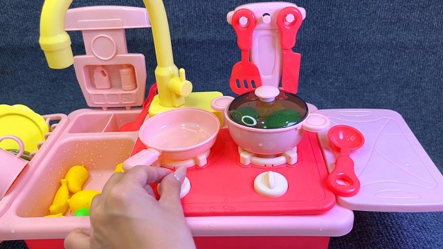 Мультики для малышей. Развивающие игрушки. Игровой набор доктора и розовой кухни