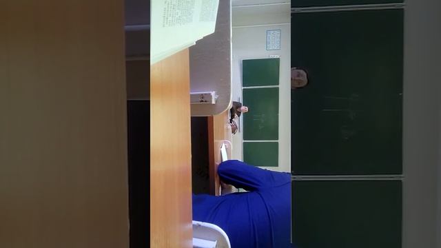 Учительница по биологии)