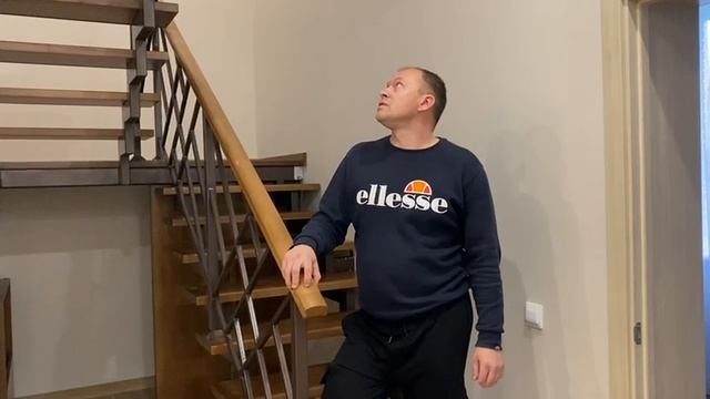 Лестница на двойном ломанном косоуре под ключ. Видео готовой лестницы.