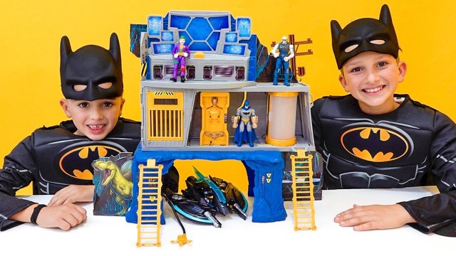 Влад и Ники. ИГРА с БЭТМЕНОМ! Видео для детей.