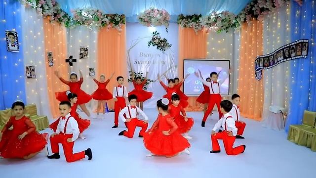 ВЫПУСКНОЙ 2023. Торжественный вход на утреннике.