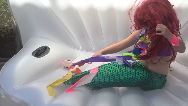 João Paulo de Carvalho Lofiego - Colando fitas coloridas na Princesa Arial   Disney