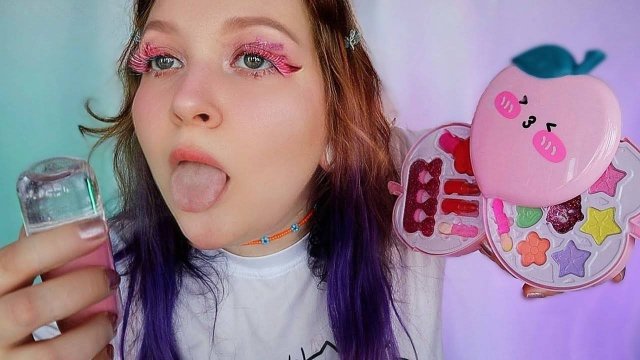 АСМР 🍑 МАКИЯЖ ДЕТСКОЙ КОСМЕТИКОЙ от ПОДРУЖКИ 💄