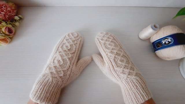 Варежки из пуха норки с узором. // Подробный МК.//