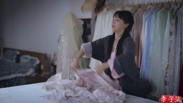 Make a peach blossom crown with silk flowers | 用绢花工艺做了套桃花发冠,带上爱人浪了一把春天丨Liziqi Channel