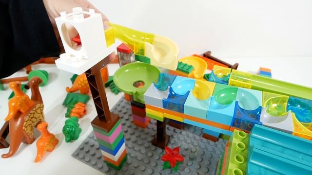 Играем в конструктор лего ☆ Marble Run - подъемник с кнопками и Динозавры