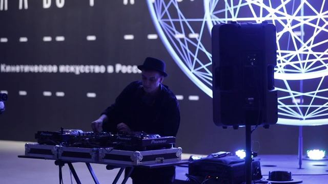 DJ set музыканта Zuma Dionys в аванзале Манежа/ DJ set played by Zuma Dionys in Manege