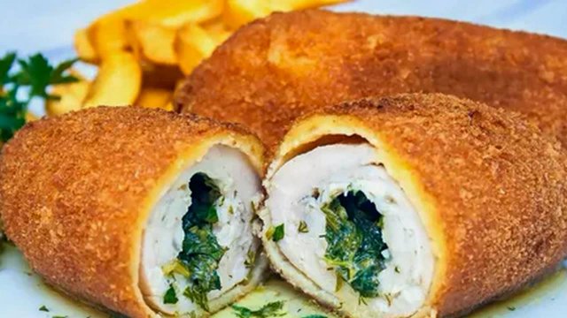 Котлеты из натурального куриного филе. Золотистая корочка, нежная мякоть, сочная ароматная начинка.