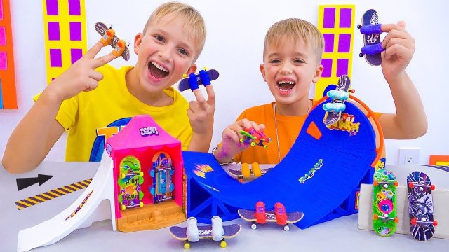 Влад и Ники играют со СКЕЙТ БОРДАМИ и ДРУГИМИ игрушками! Видео для детей.