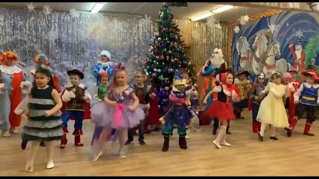 Танец сказочных героев на новогоднем утреннике