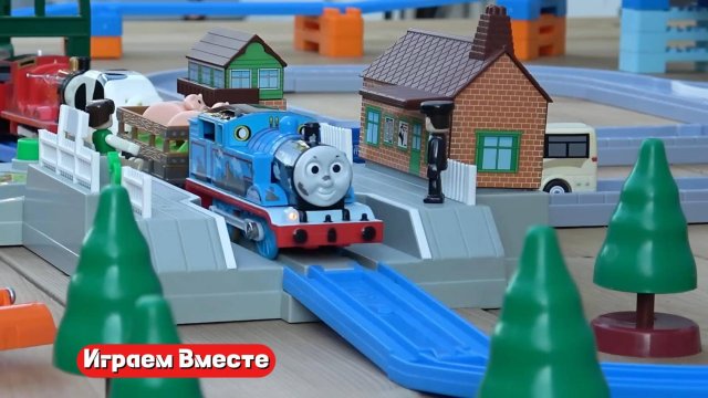 Играем в поезда ! ОГРОМНАЯ ЖЕЛЕЗНАЯ ДОРОГА ! Запускаем ПАРОВОЗИК ТОМАС !