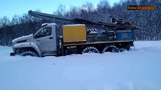 Российский грузовик Урал NEXT 6x6 застрял в снегу.