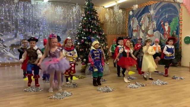 Танец "К нам приходит Новый Год" | Подготовительная группа