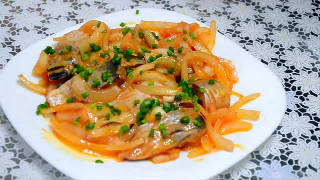 Лучшая закуска к картошке? Конечно, селёдка в маринаде.