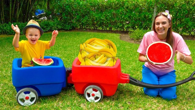 Влад и Ники. Крис и Мама КОРМЯТ ЖИВОТНЫХ, собирают ОВОЩИ и ФРУКТЫ на ферме! Видео для детей.