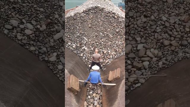 Строительство, разгрузка баржи