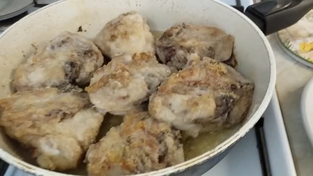 Как пожарить куриные бедрышки на сковороде