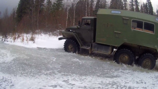 УРАЛ 4320 ПО ЛЕГКОМУ БЕЗДОРОЖЬЮ!