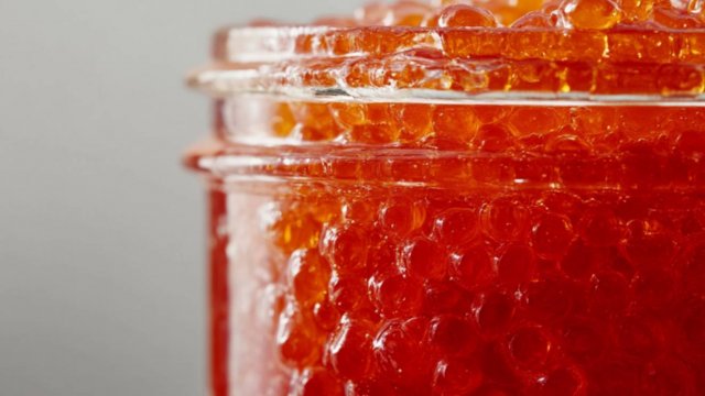 Красная икра или желатин: как распознать подделку, не вскрывая банку