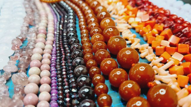 ТЦ Севастополь🛒 Красные прекрасные натуральные камни. Кораллы, рубины, гранат, родонит и др.