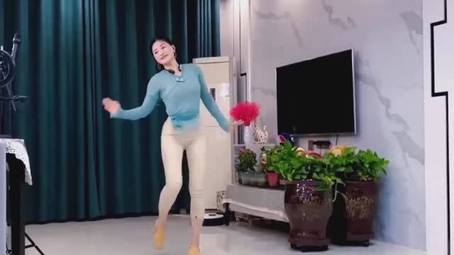 Xiaoqing (Цинцин) - исполняет шаффл танец. Музыка - Umar Keyn.