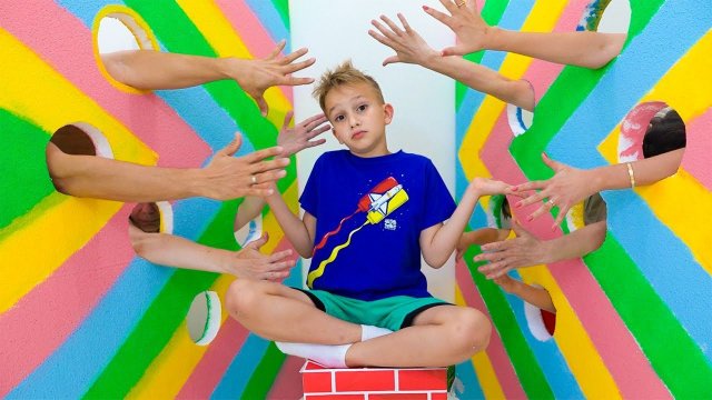 Влад и Ники. ЛАБИРИНТ и ПЕРВЫЙ ДЕНЬ В ШКОЛЕ! Видео для детей.