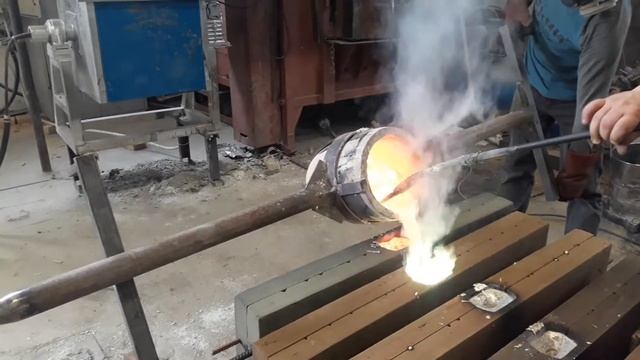 Заливка латуни в тигель и песочную форму