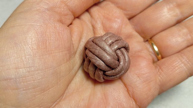 Маленький шарик в технике макраме