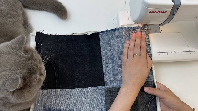 Из остатков старых джинсов можно сшить полезную вещь.