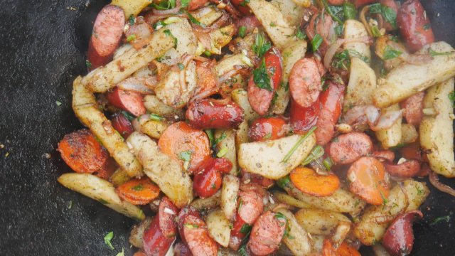 Картофель по-охотничьи в казане на костре