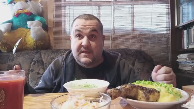 Обжор - жареный окорочок, пюре, квашеная капуста | Мукбанг - суп лапшевник, томатный сок