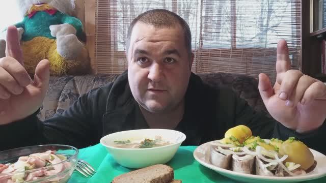 Обжор - суп из горбуши | Мукбанг - картошка с селедкой