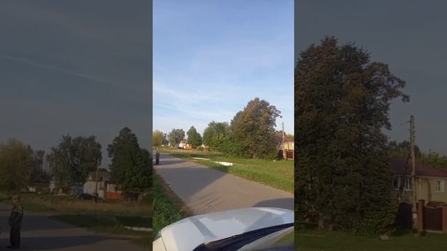 Деревенская улица возле дома